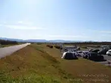 手取公園の駐車場。堤防の上と駐車場側の道は上流側で合流する[📸19年11月]