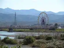 向こう岸に手取フィッシュランドの観覧車が見える[📸19年11月]