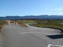 手取川河川敷道路の堤防は所々途切れている。霞提と言う構造で洪水対策のためらしい[📸19年11月]