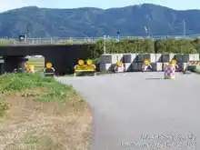 農道から車が通れるが、河川敷道路の両側に車止めが設置されている[📸19年11月]