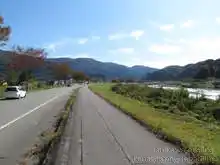 国道157号線と並走する区間は歩道のようだが、段差になっていて別の道である[📸19年11月]