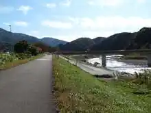 天狗橋が見えてくる。天狗橋を渡ると旧能美線跡を利用した健康ロードへ繋がる[📸19年11月]