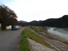 天狗橋上流方向は川遊びができる場所があり少しの区間車が通れるようになっている[📸19年11月]