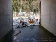冬でも雪が解けていても除雪の雪で通行できない場合がある[📸20年2月]