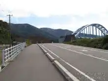 河川敷道路から少し進むと手取キャニオンロードへ繋がる。左手には七ヶ用水の給水口がある[📸19年11月]
