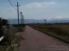 用水路の左側は北陸自動車道 徳光スマートIC上りゲートがある。この日は白山が綺麗に望めた[📸20年03月]