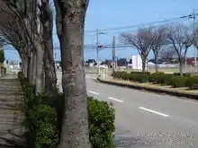 左手に交差点。右手にもほぼ同じ距離に信号付きの交差点がある[📸20年03月]