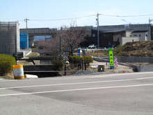 遊歩道は工事で通行止め。奥に見える橋脚は建設中の北陸新幹線[📸20年03月]