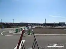 新しく出来たアルビス北安田店前の交差点を左に進むと通行止めの遊歩道を迂回できる[📸20年03月]