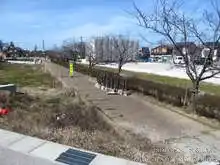 先ほど通行止めだった遊歩道と合流。この辺りは新興住宅地の建設中のため工事が多い[📸20年03月]