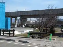 山島用水は線路を超えた先に続いている。踏切を使って迂回する[📸20年03月]