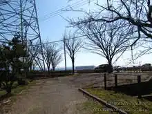 幹線道路を越えた先に山島用水があるのだが、小さな土手で道は無いので左手に進む[📸20年03月]