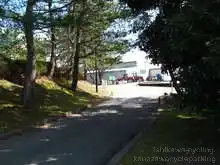 この先、用水路は真っすぐ国道8号を越えるが道は大通りに出て迂回する[📸20年03月]