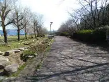 石畳になり自転車には道が悪い。この小川の下に用水路が流れている[📸20年03月]