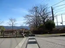 山島用水親水ロードここを右に進む。山島用水はこの先も続いている[📸20年03月]