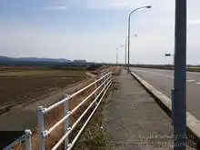 交差点を過ぎると川北大橋で、下には降りられないので注意[📸20年03月]
